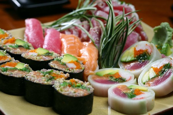 Wie bereitet man Sushi-Rollen mit frischem rohem Fisch zu?